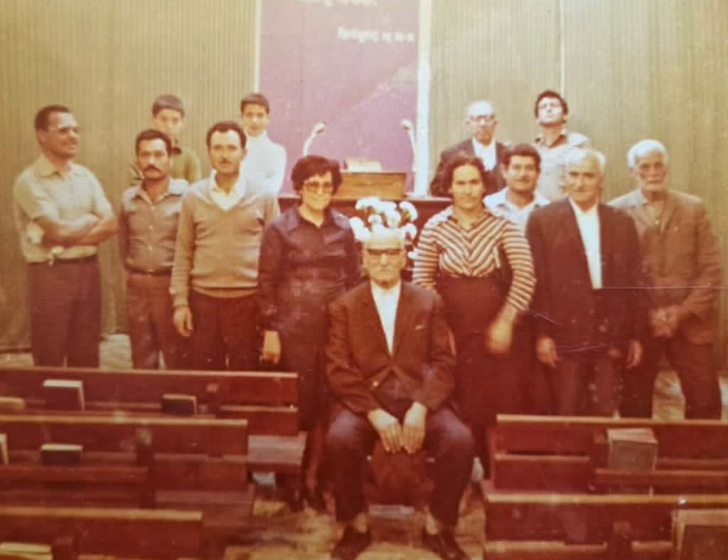 Παλαιότερη εσωτερική φωτογραφία με μέλη της Εκκλησίας.